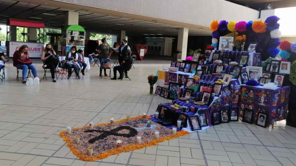 Viudas de policías caídos instalan altar en Palacio de Gobierno