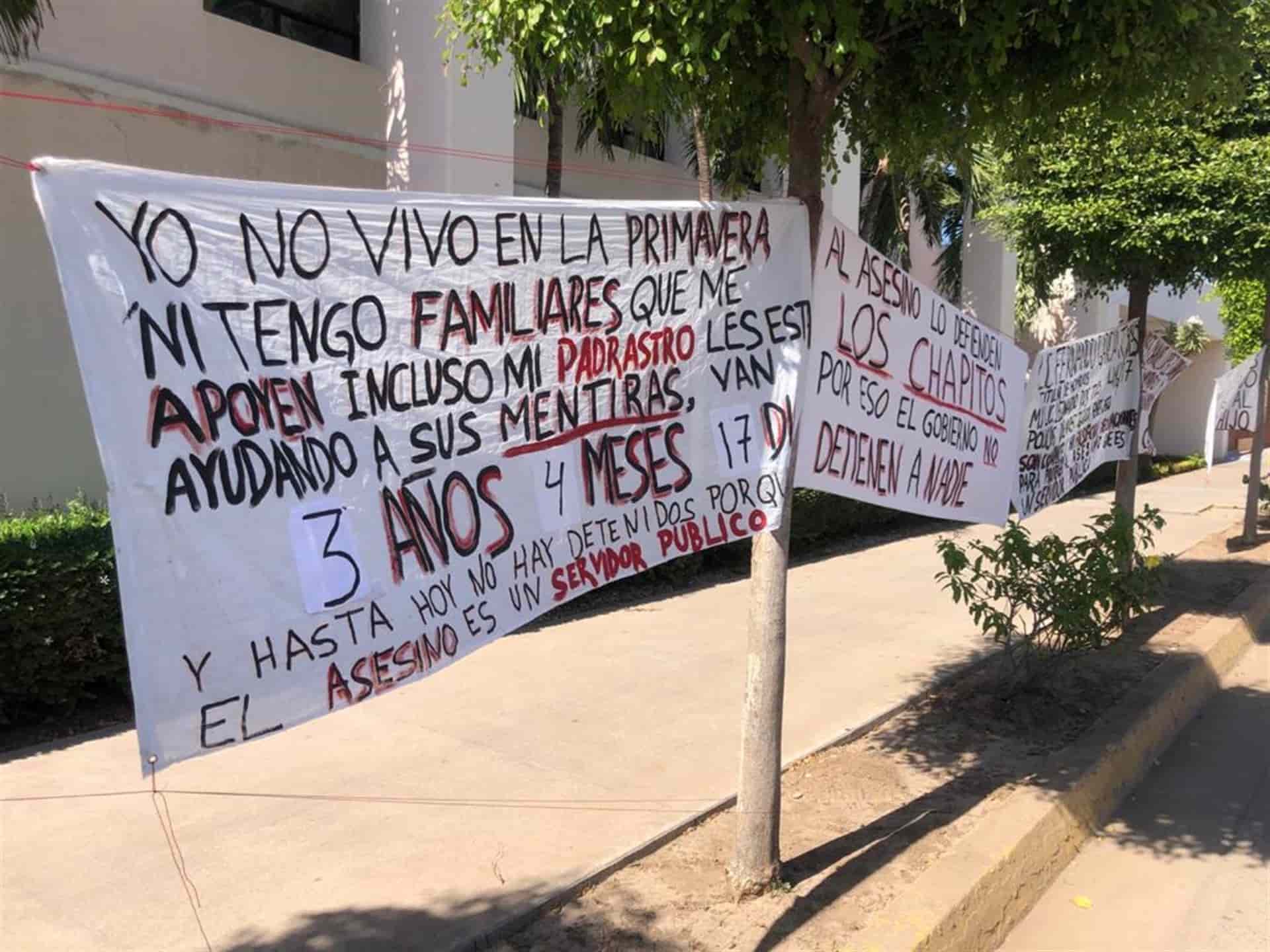 Mamá de Irving Ramsés instala pequeño altar en la FGE