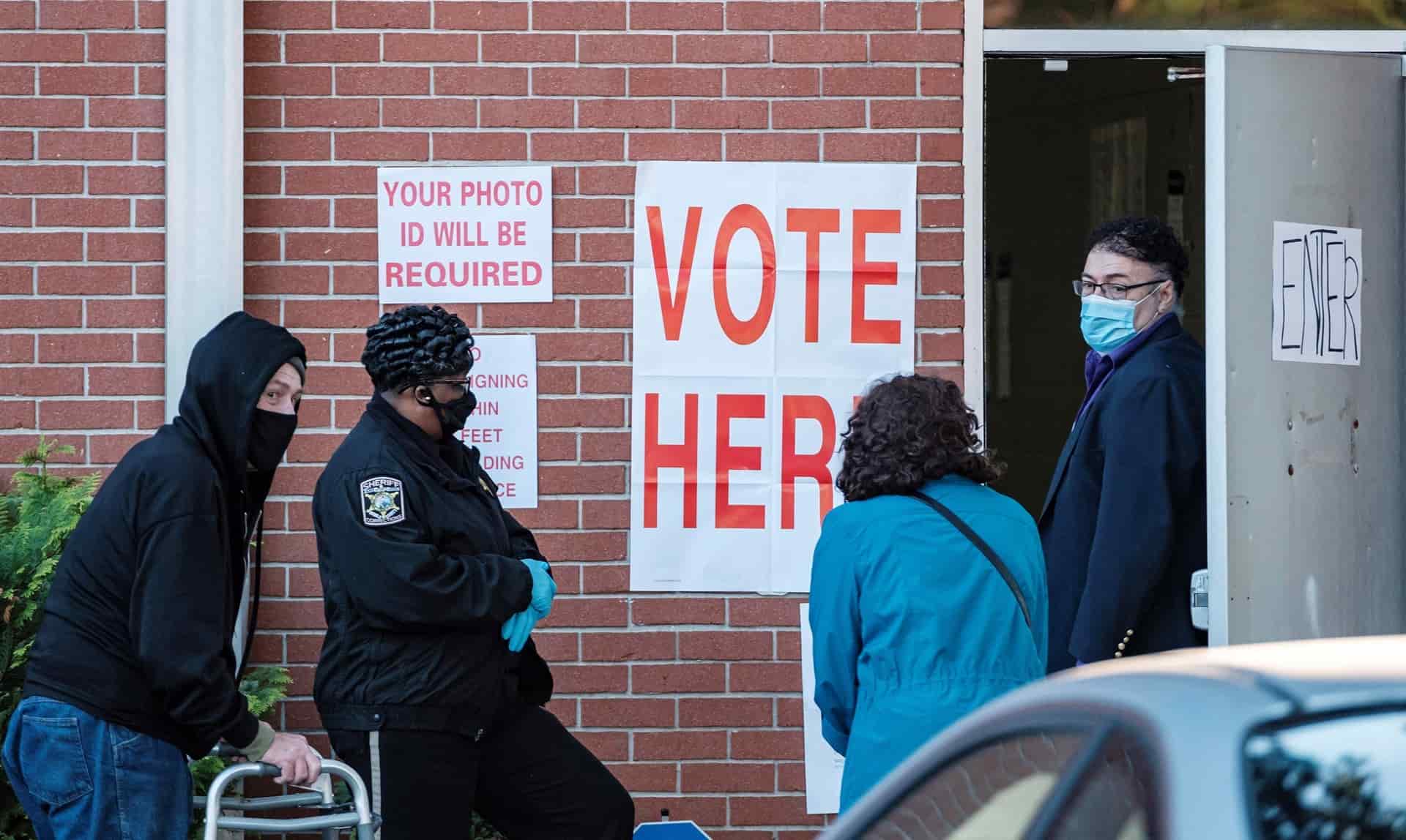 Votantes esperan en fila justo cuando se abre un lugar de votación en una iglesia en Mobile, Alabama, EE.UU., 03 de noviembre de 2020. EFE/EPA/DAN ANDERSON