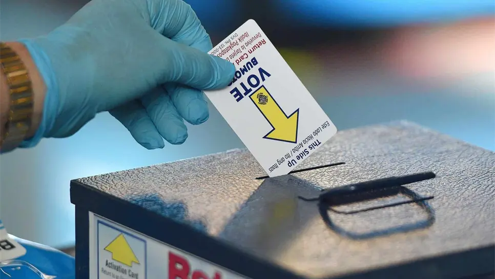 De acuerdo a esos datos, Biden va por delante con una media de 2,3 puntos en los estados clave de Florida, Carolina del Norte, Pensilvania, Michigan, Wisconsin y Arizona. EFE /EPA /DAVID BECKER