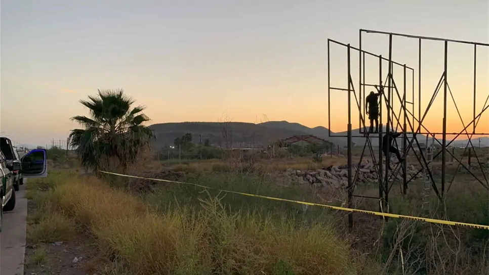Cuelgan otra manta a un costado de la carretera Los Mochis - Topolobampo