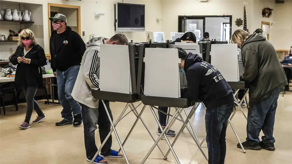 Vista de votantes en Kenosha, Wisconsin, el 3 de noviembre de 2020. EFE/Tannen Maury