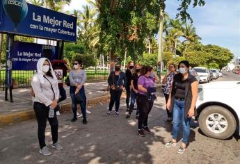 Viudas de policías caídos bloquean la calle Lázaro Cárdenas