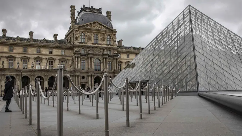 Vista del museo del Louvre de París. EFE/EPA/IAN LANGSDON/Archivo