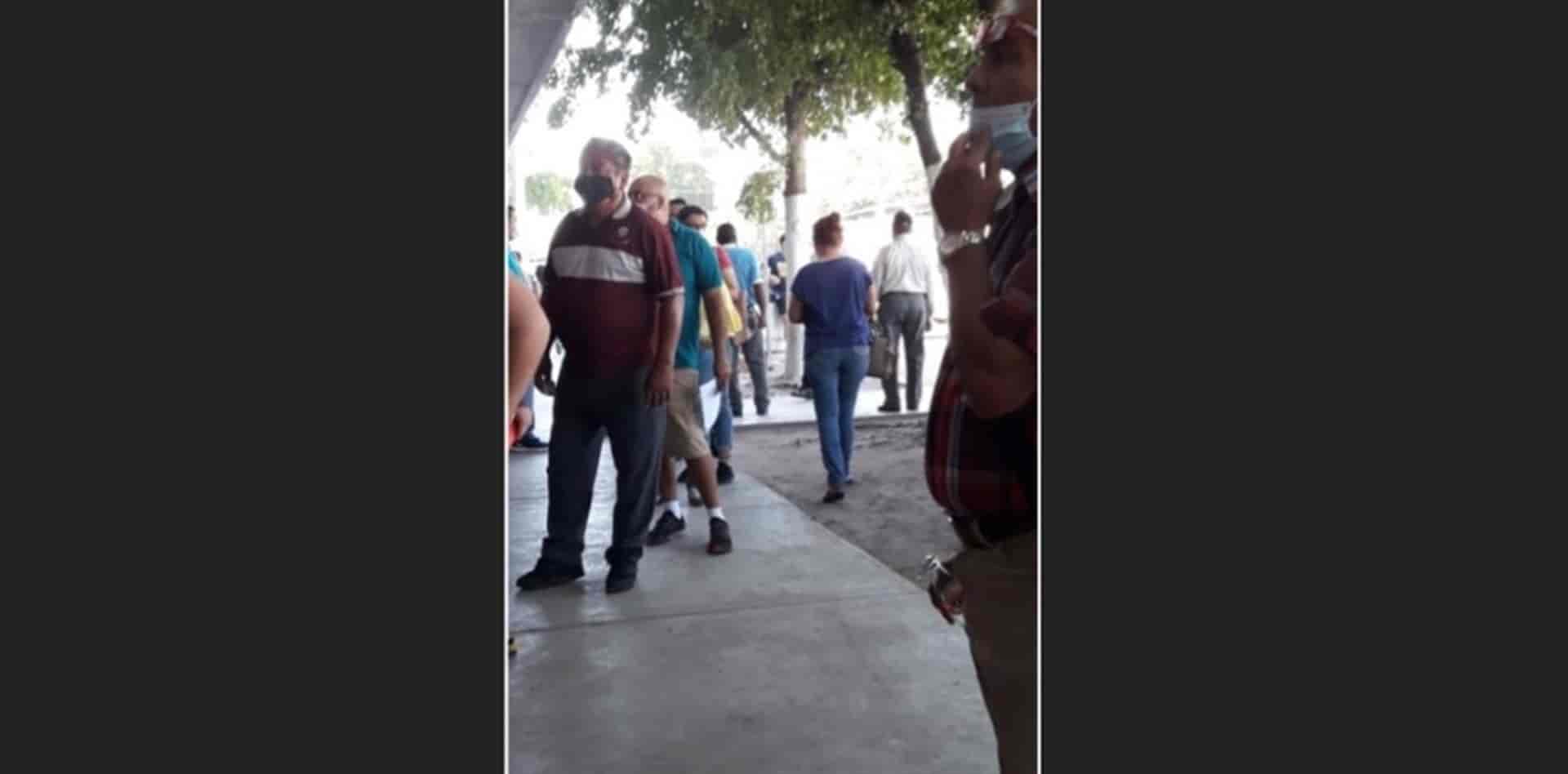 Acusan contribuyentes preferencia hacia coyotes en oficinas de VyT zona norte