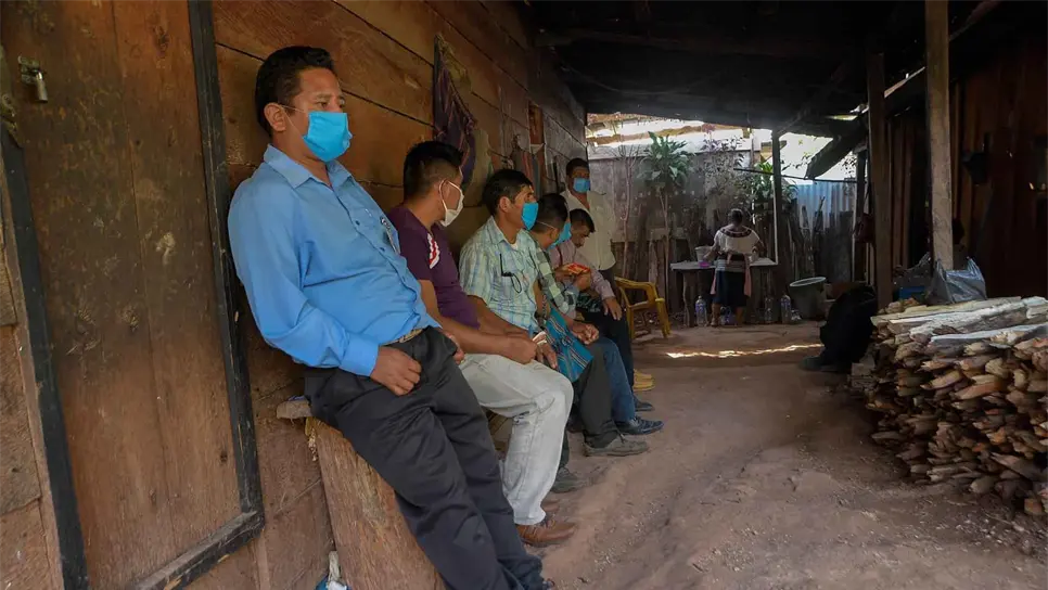 Fotografía del 12 de mayo de 2020, que muestra a indígenas que permanecen en cuarentena en sus hogares en la comunidad de Chilón, en el estado de Chiapas (México). EFE/Carlos López/Archivo