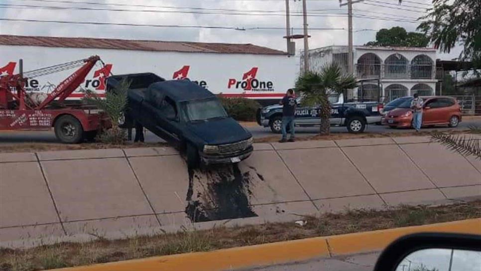 Se le votan los cambios a una camioneta y se cae al Dren Juárez