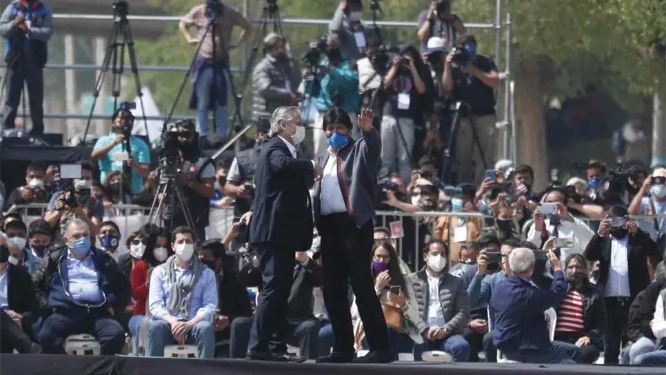 El expresidente de Bolivia Evo Morales, acompañado del presidente de Argentina, Alberto Fernández. EFE/Paolo Aguilar