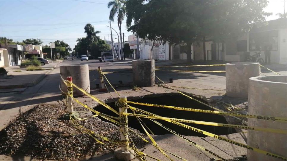 Lluvias agrandan socavón de calle Niños Héroes, en Los Mochis