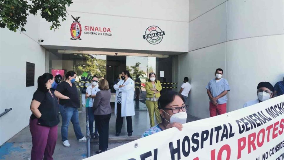 Trabajadores de la salud laboran bajo protesta ante la falta del bono covid