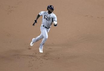 Randy Arozarena recibe el premio Babe Ruth de la postemporada