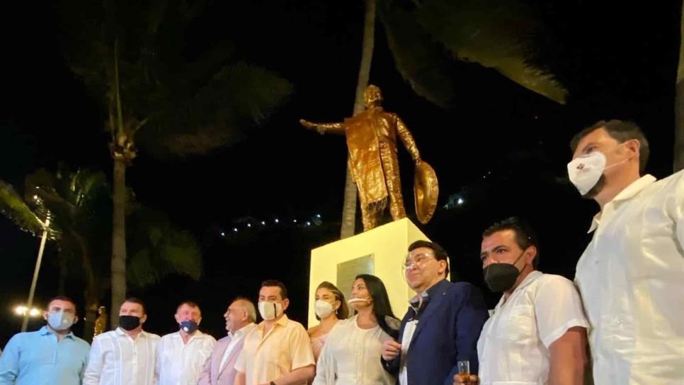 Inauguran estatua de José Alfredo Jiménez en Mazatlán