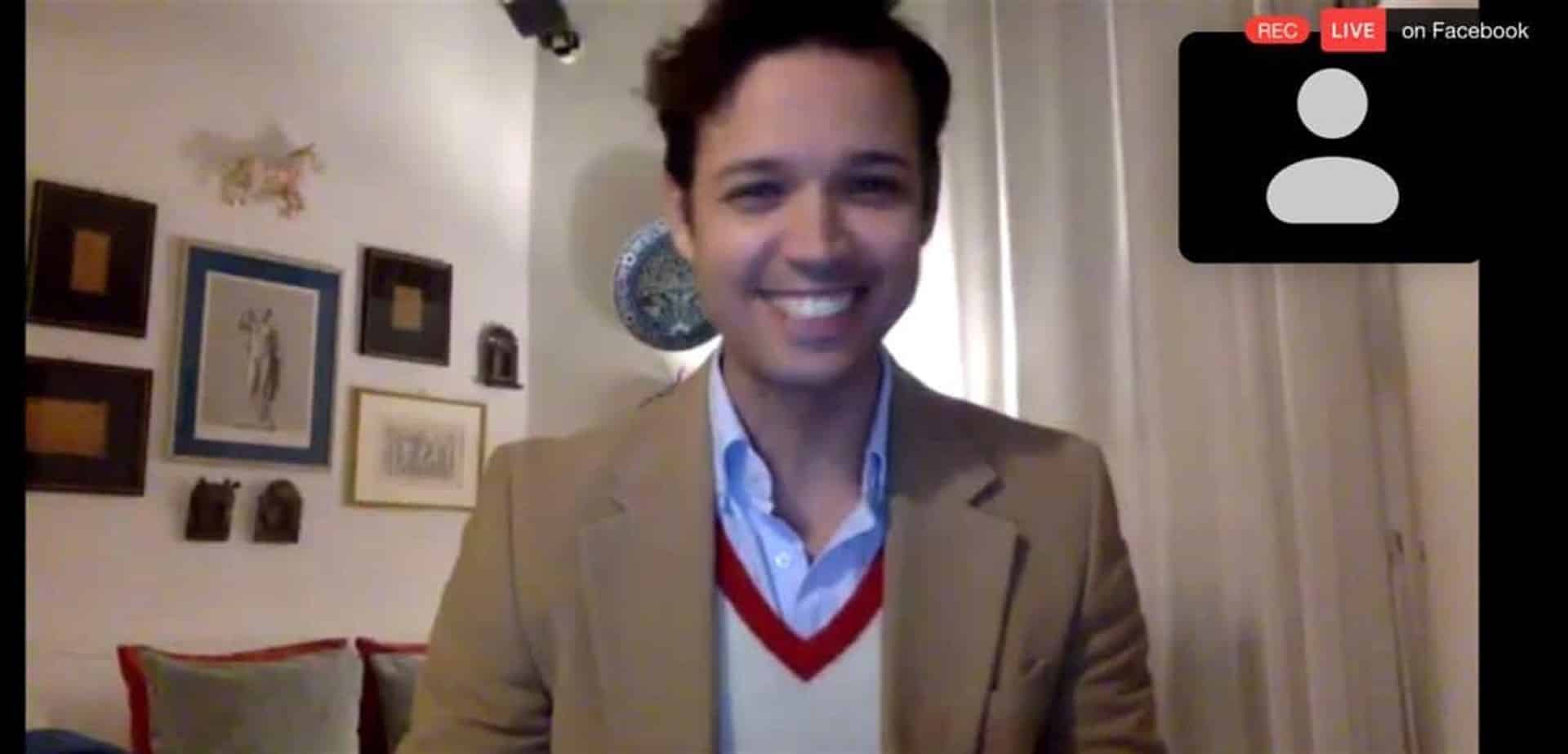 Invita diseñador de modas a jóvenes Cobaes a seguir sus sueños