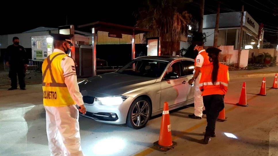 Motociclista embiste a mujer policía en Mazatlán; ambos resultan heridos