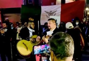 Seguidores llevan serenata a AMLO por su cumpleaños 67