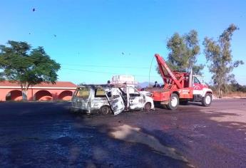 Se incendia vagoneta en la carretera Los Mochis - Choix