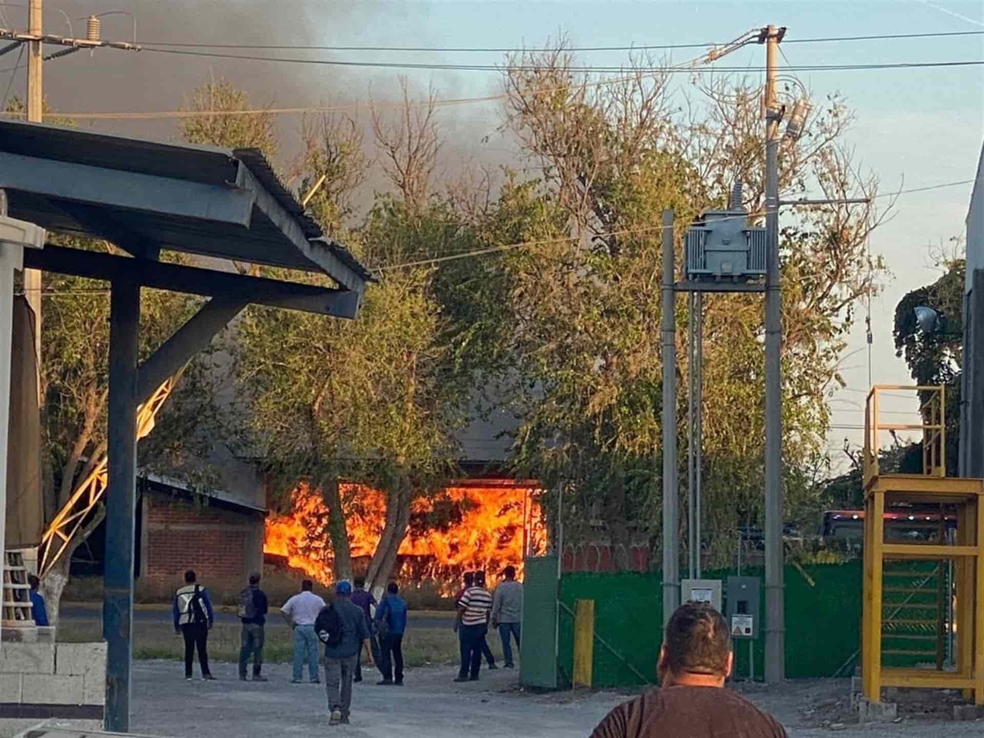 Voraz incendio arrasa con 3 mil pacas en el ejido 5 de Mayo