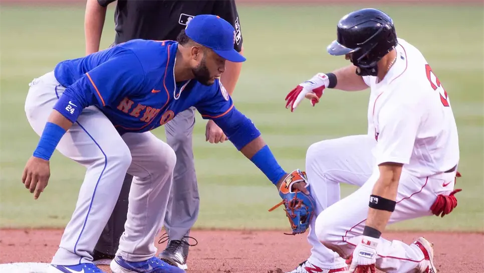 En la imagen, el segunda base de los Mets de Nueva York Robinson Cano (i) marca al corredor de base José Peraza (d) de los Boston Red Sox. EFE/EPA/CJ GUNTHER/Archivo
