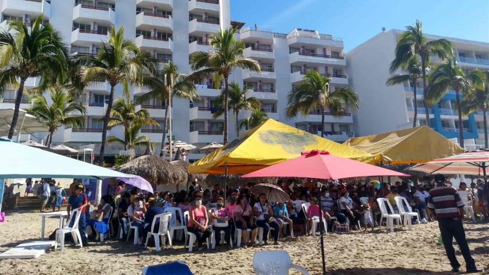 Desplazados instalan plantón en zona turística de Mazatlán