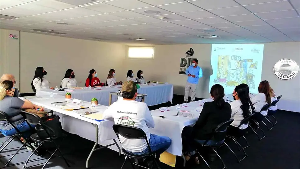Capacita la Coepriss a personal de comedores comunitarios DIF