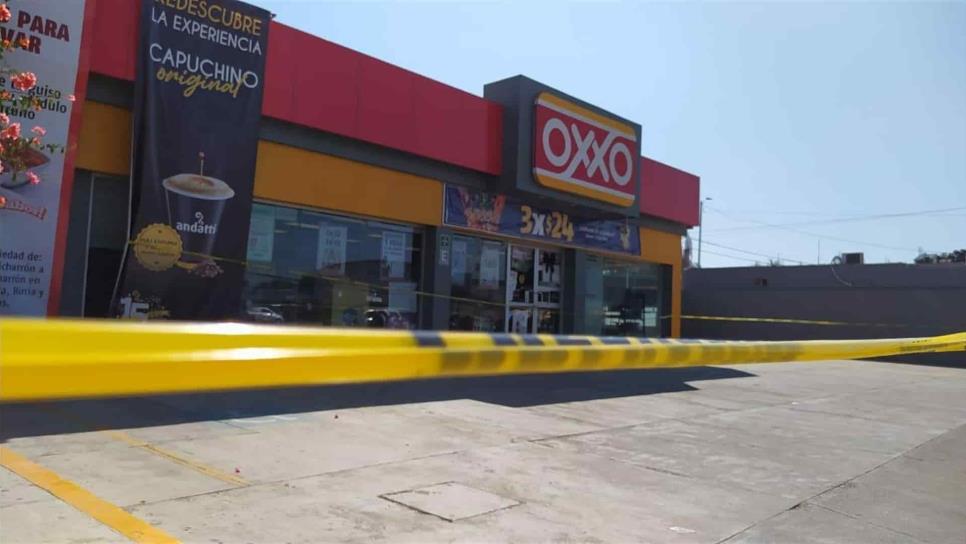 Asesinan a mujer con arma blanca en Oxxo de Mazatlán