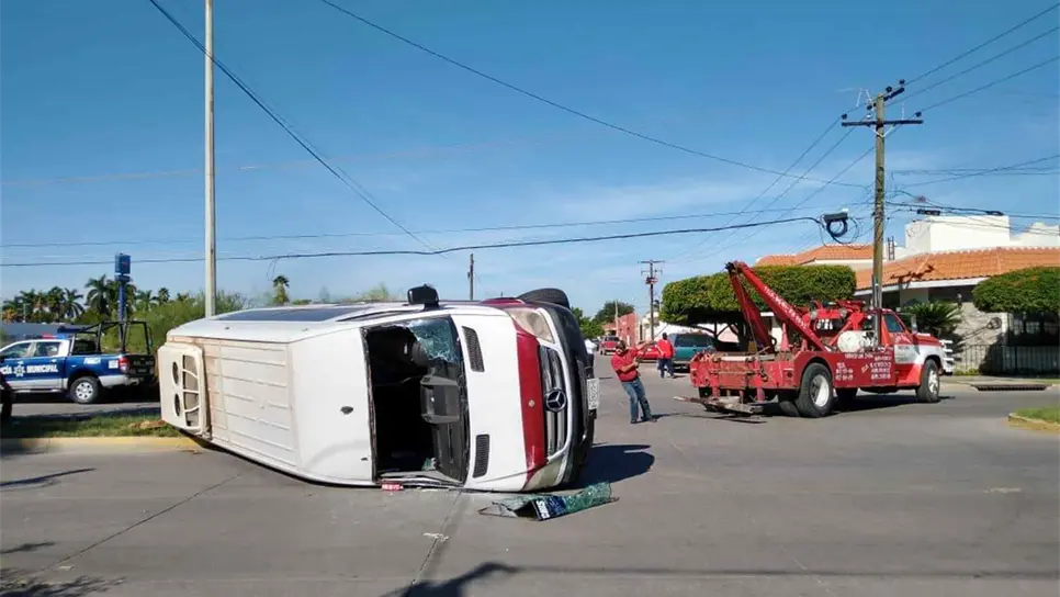Volcadura de una sprinter en Los Mochis deja seis lesionados