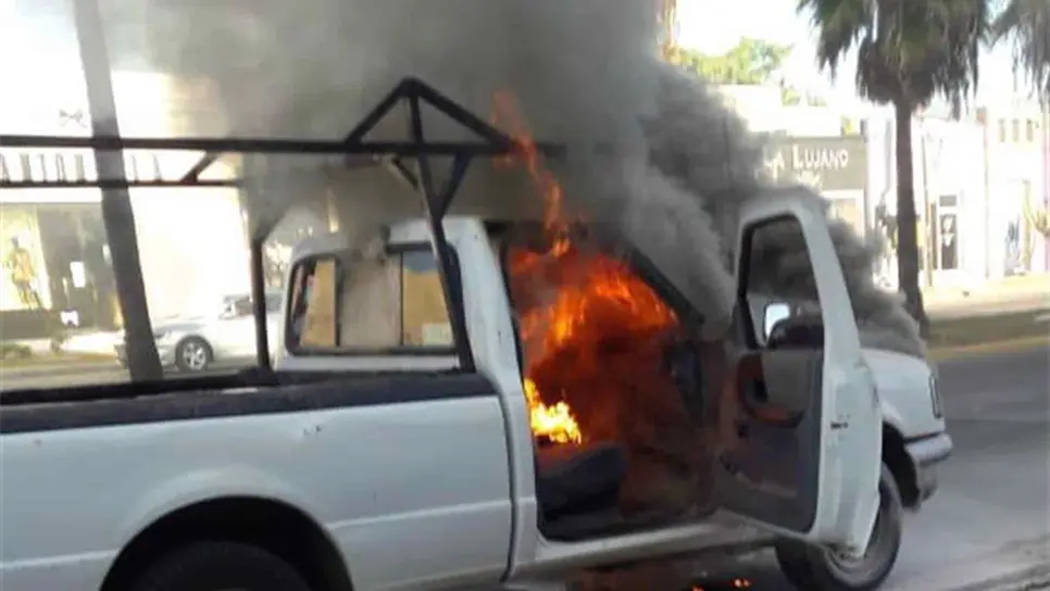 Se incendia camioneta al poniente de Los Mochis