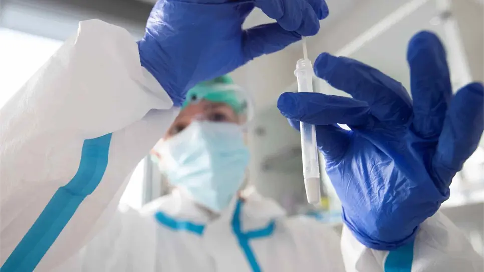 Una sanitaria realiza una prueba de antígenos. EFE/Marta Pérez