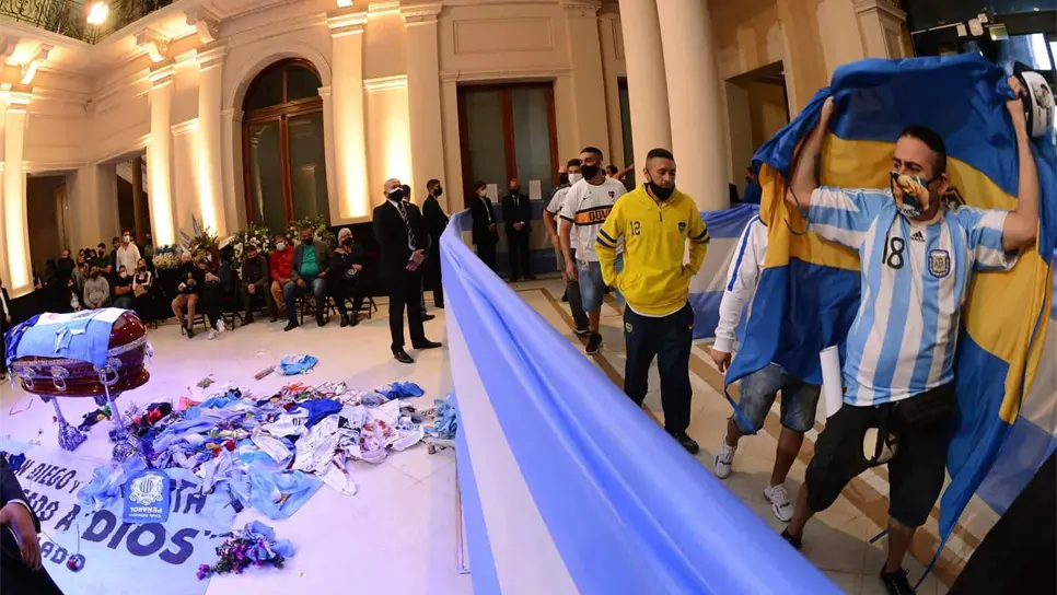 Vista del cajón cerrado donde yace Maradona y de seguidores que lo despiden en la Casa Rosada en Buenos Aires (Argentina). EFE/Juan Ignacio Roncoroni