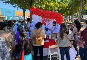 Regalan condones para conmemorar Día Internacional de la Lucha contra el VIH