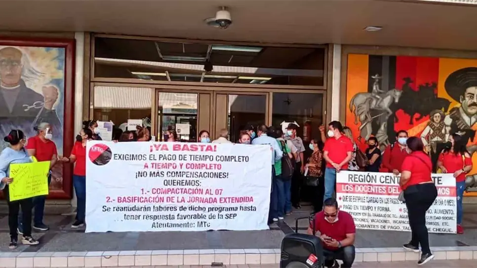 Maestros de Tiempo Completo bloquean acceso a Palacio de Gobierno