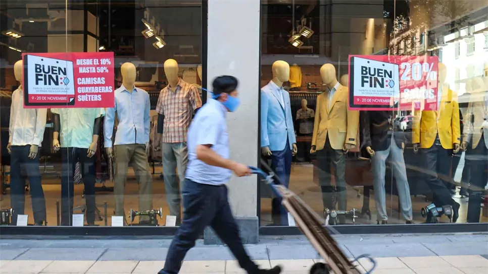 Un hombre ante una tienda en Ciudad de México (México). EFE/ José Pazos/Argentina