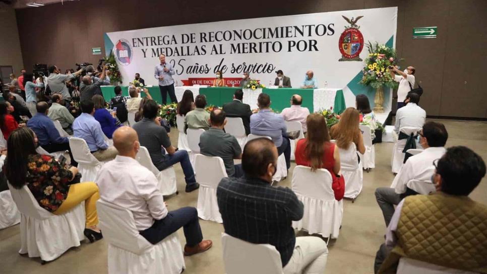 Otorgan estímulos a trabajadores del Estado por 25 años de servicio