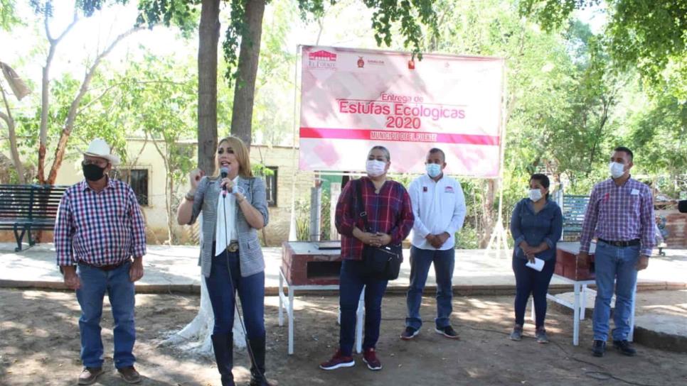 Entrega Nubia Ramos estufas ecológicas a familias de El Fuerte