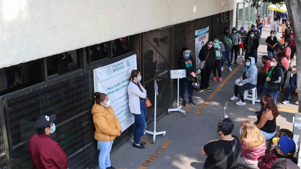 Familiares de pacientes infectados de la COVID-19 esperan información fuera del Hospital La Raza ubicado al norte de la Ciudad de México. EFE/José Pazos