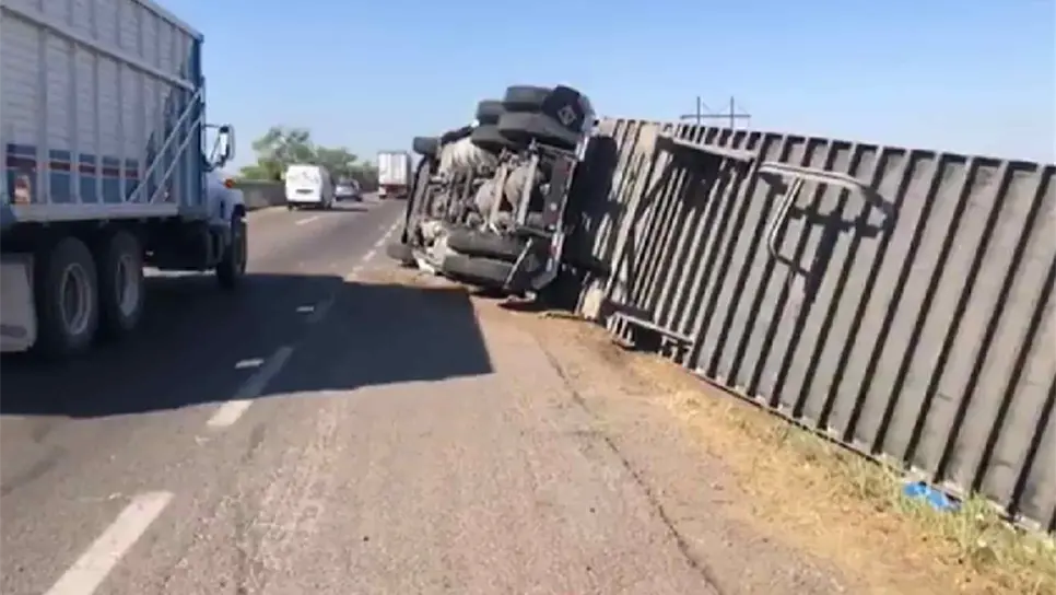 Vuelca tractocamión cargado con neumáticos en Guasave