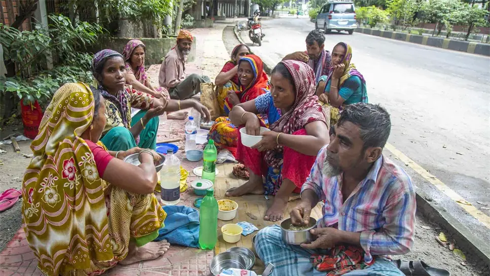 Una familia come en una calle de Bangladesh. EFE/EPA/MONIRUL ALAM/Archivo
