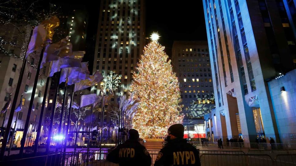 Nueva York inaugura época navideña al encender el árbol de Rockefeller