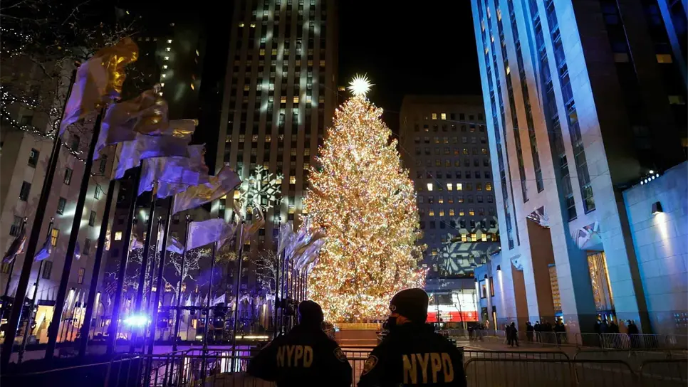 El árbol de Navidad del Rockefeller Center se ilumina en Nueva York (EE.UU.), hoy 2 de diciembre de 2020. EFE/Jason Szenes