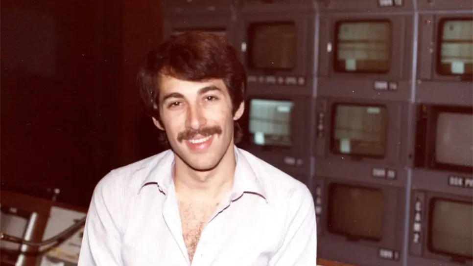 Fotografía personal cedida donde aparece el periodista Alan Weiss en 1980 cuando trabajaba en Nueva York, en el departamento de producción del canal de noticias local ABC7. EFE/ Álbum Alan Weiss SOLO USO EDITORIAL NO VENTAS