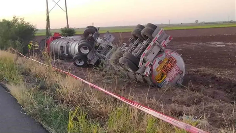 Vuelca tráiler cargado de combustible cerca de Las Brisas, Guasave