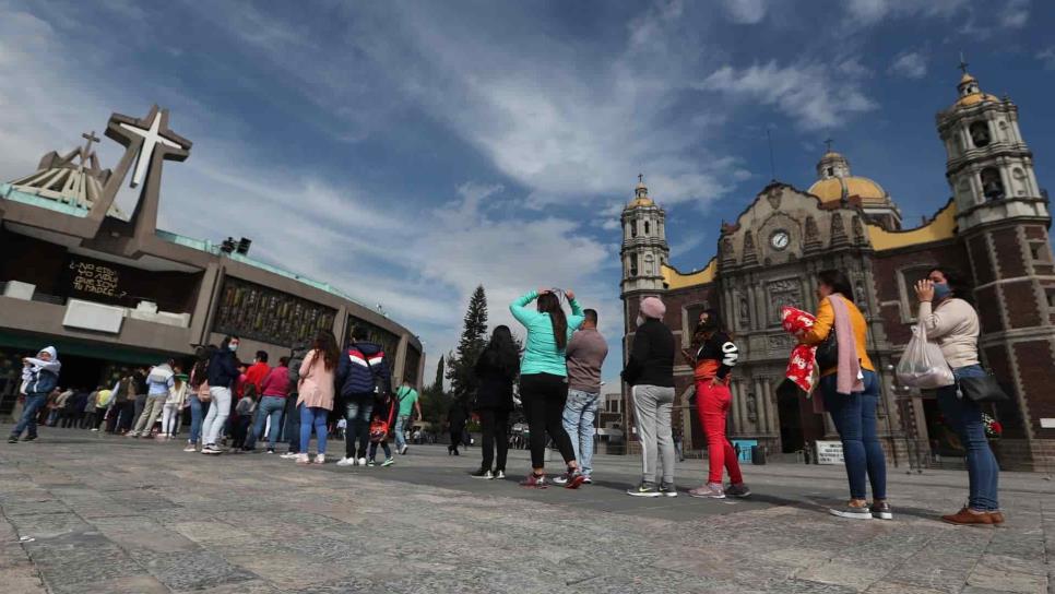 Peregrinos hacen fila en la Basílica antes del cierre por Covid-19