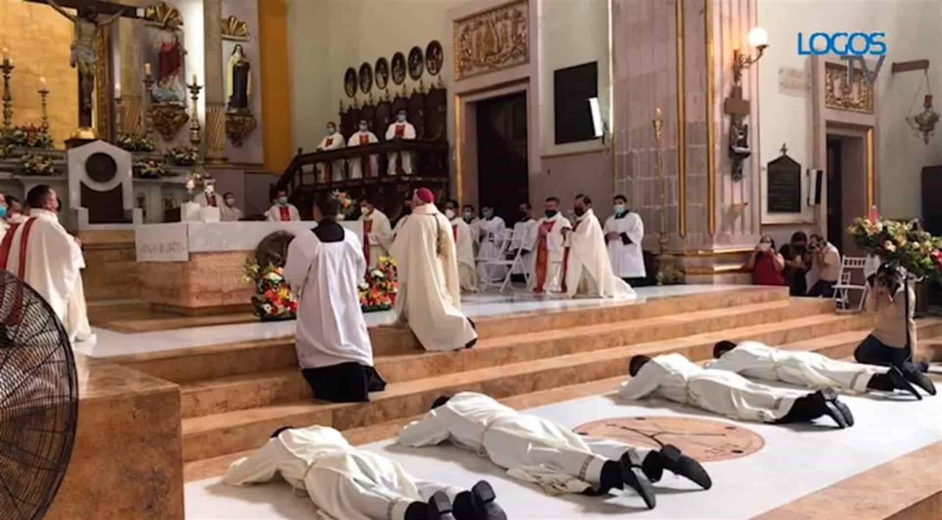 Católicos celebran la ordenación de nuevo sacerdote