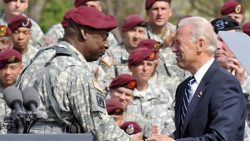 El teniente general Lloyd J. Austin III (i), saluda al presidente electo de EEUU, Joe Biden (d). EFE/Stan Gilliland/Archivo