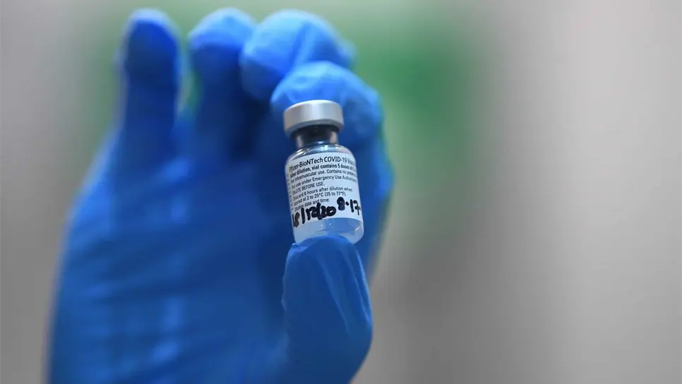 Registro este martes de una dosis de la vacuna de los laboratorios Pfizer/BioNTech contra la Covid-19, en un hospital de Londres (Reino Unido). EFE/Victoria Jones