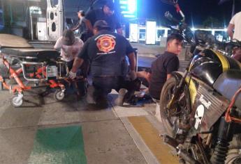 Motociclista se pasa semáforo y lo atropellan, en Mazatlán