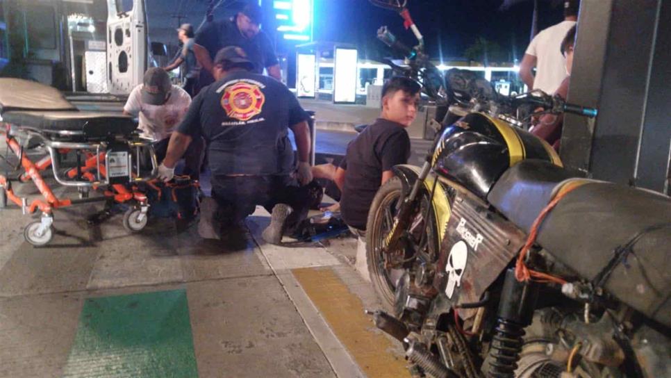 Motociclista se pasa semáforo y lo atropellan, en Mazatlán