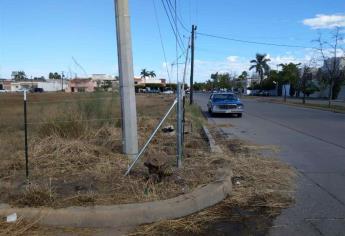 Cercan terreno sin dejar espacio para peatones en Las Fuentes