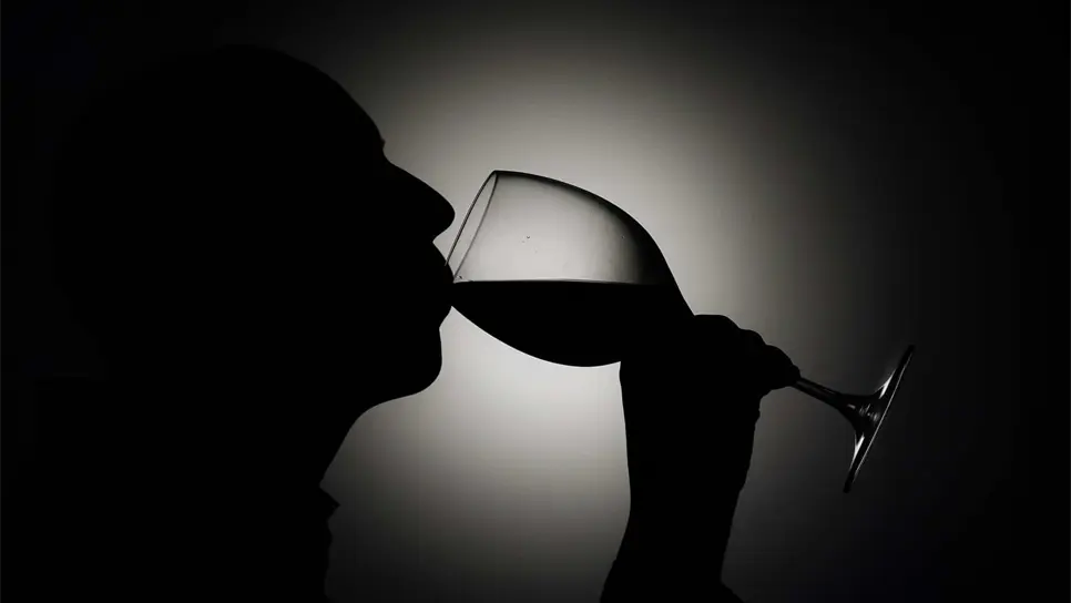 Una mujer rusa bebe una copa de vino en Moscú (Rusia). EFE/YURI KOCHETKOV