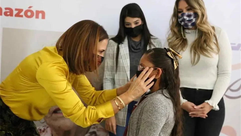 Entrega Rosy Fuentes aparatos funcionales, lentes y placas dentales